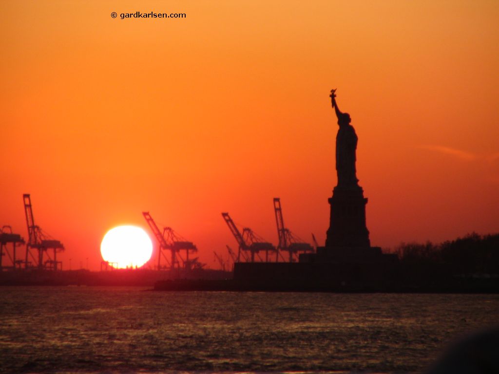 statue_of_Liberty_in_sunset_nov_2007.jpg