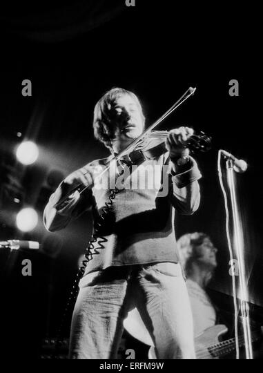 dave-swarbrick-portrait-of-the-english-folk-musician-performing-with-erfm9w.jpg